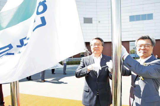 김영표 LX한국국토정보공사 사장(오른쪽)이 사명 변경에 따른 새로운 사기를 게양하고 있다.   LX공사 제공